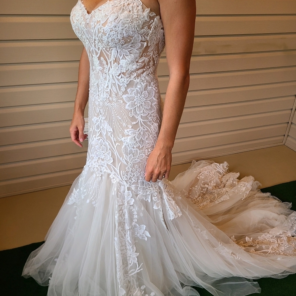 Elegant White Lace Wedding Dress